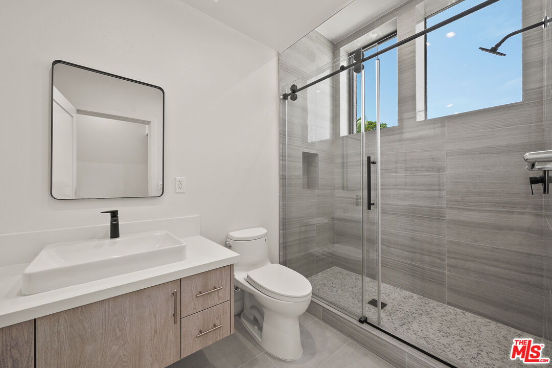 1204 N Orange Grv