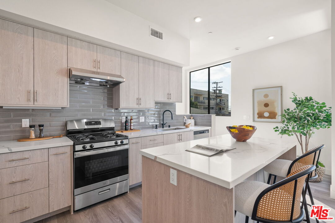 1204 N Orange Grv