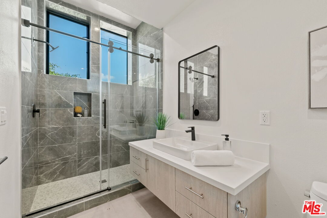 1204 N Orange Grv