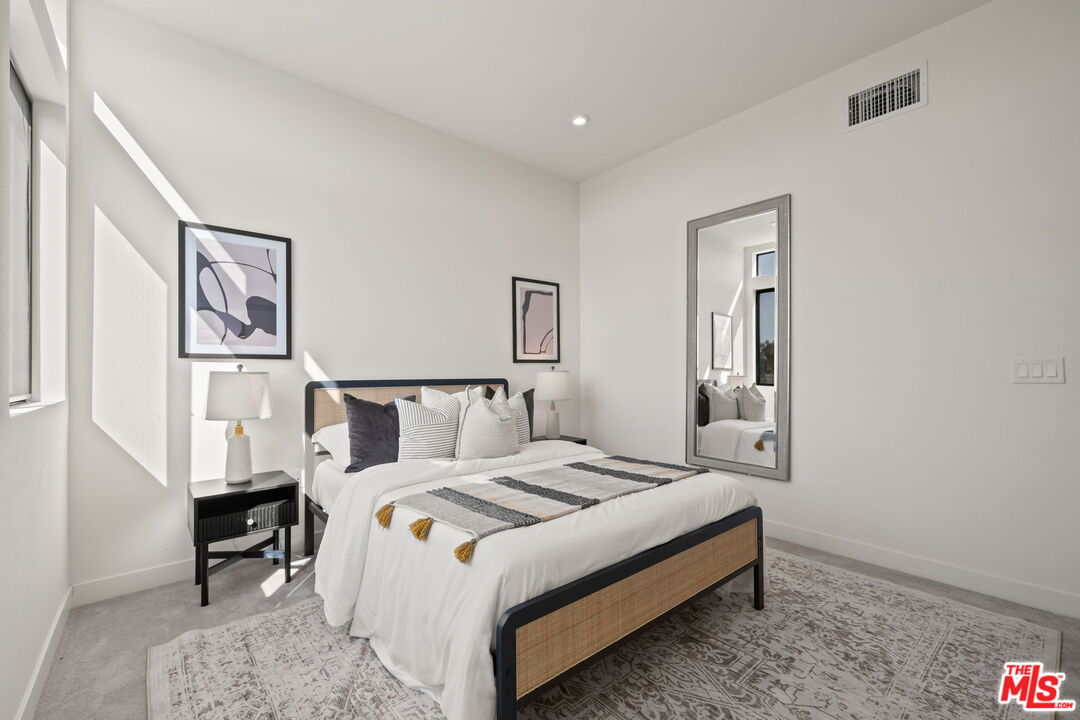 1204 N Orange Grv