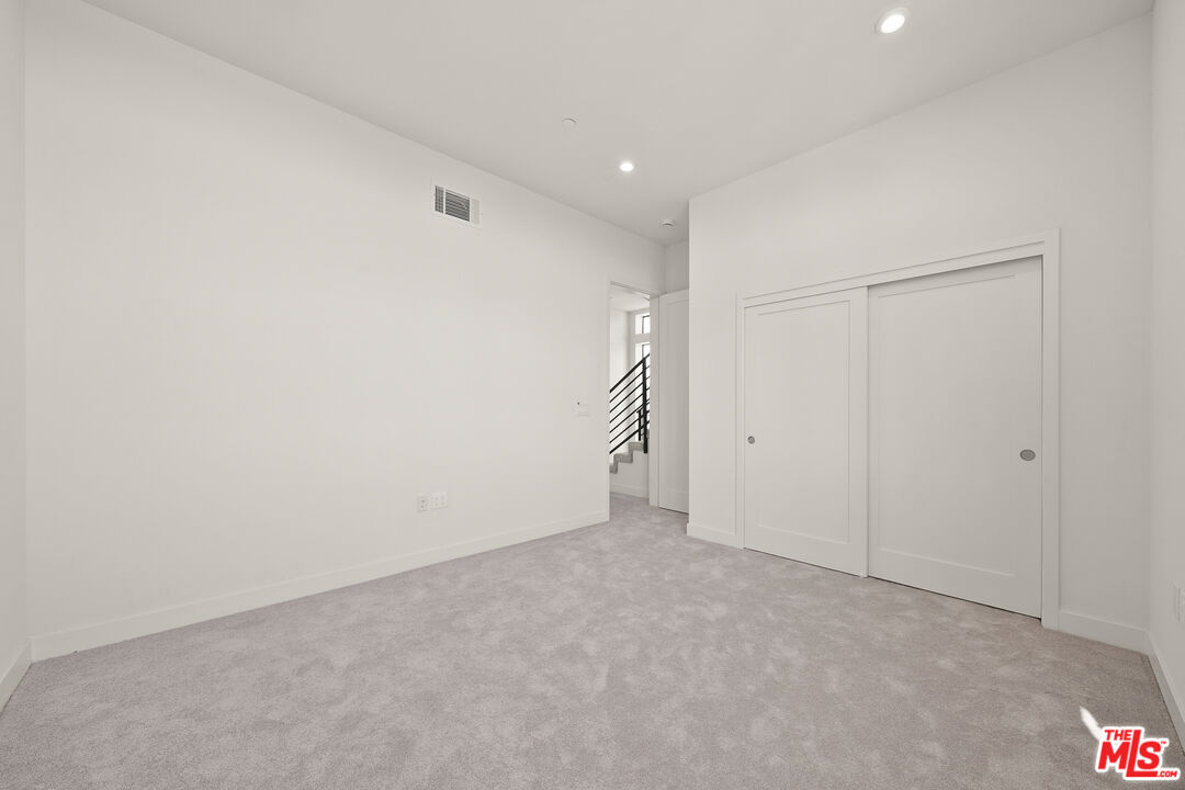 1204 N Orange Grv