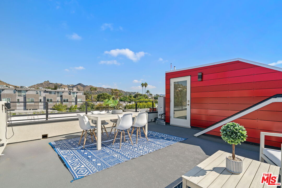 1204 N Orange Grv