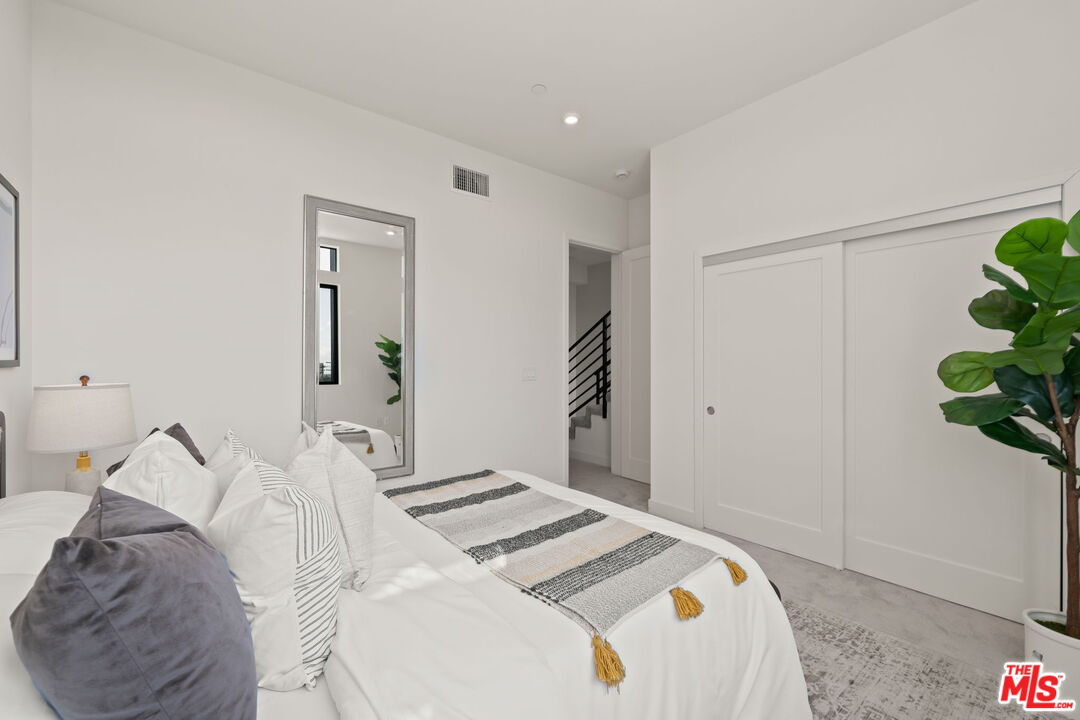 1204 N Orange Grv