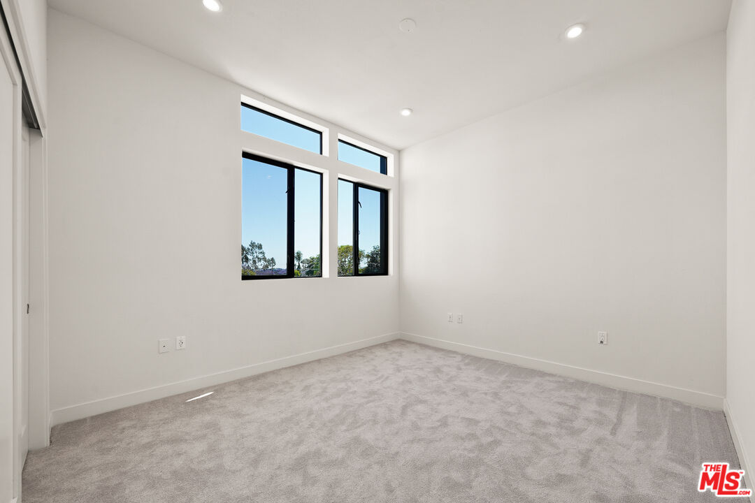 1204 N Orange Grv