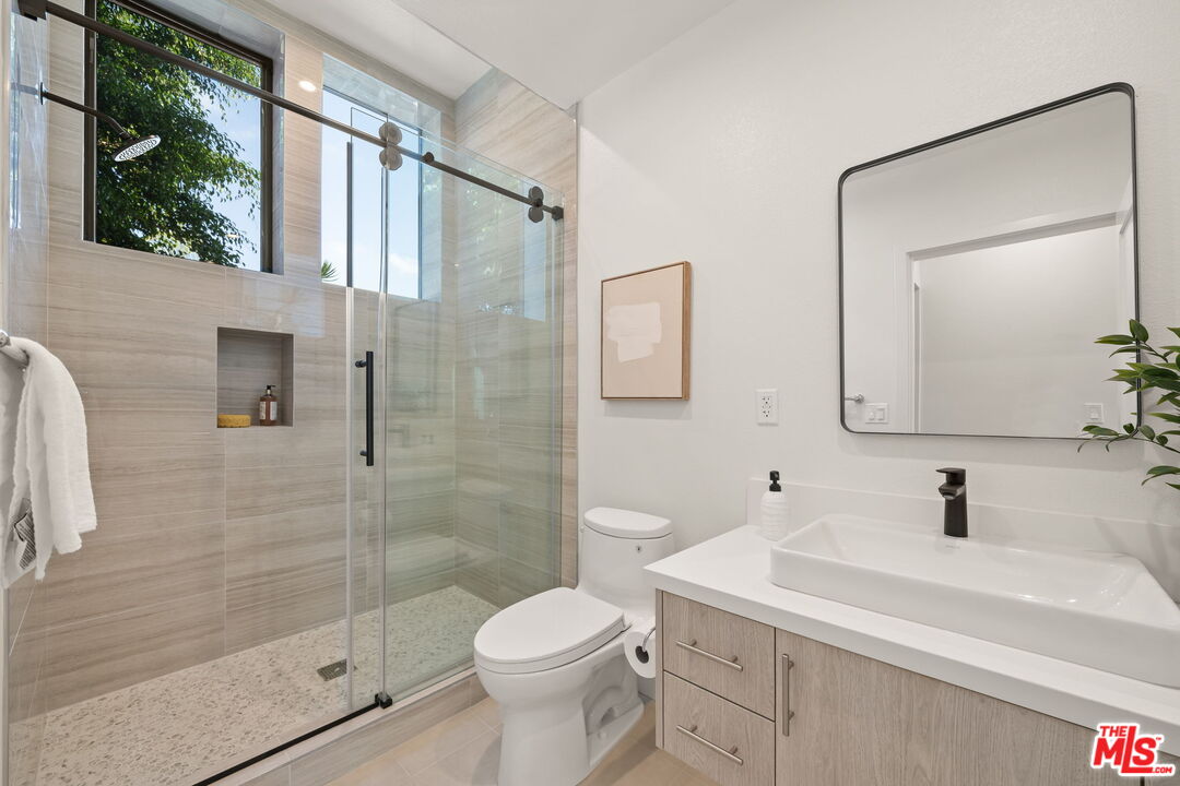 1204 N Orange Grv