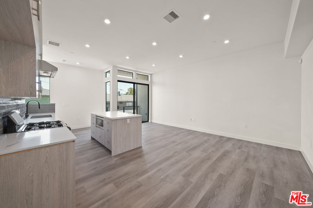 1204 N Orange Grv