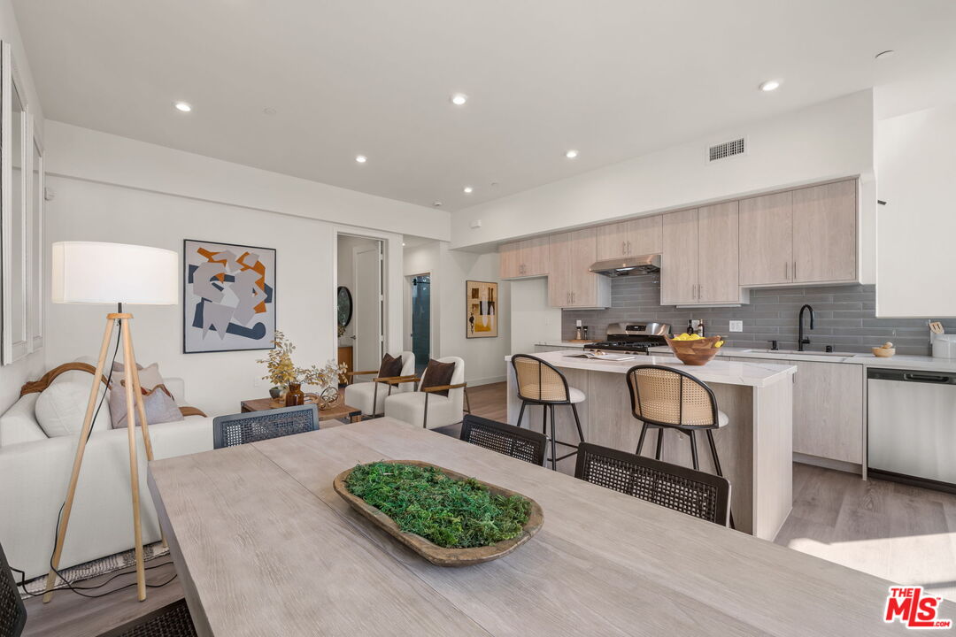 1204 N Orange Grv