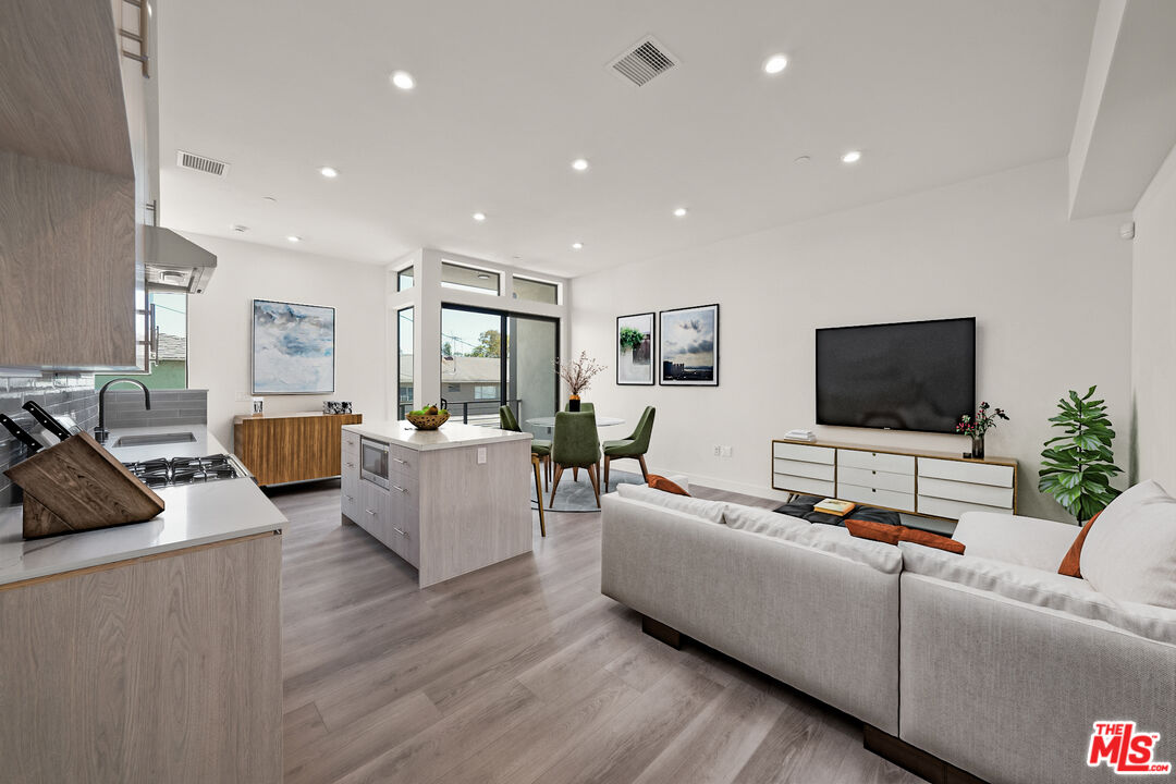 1204 N Orange Grv