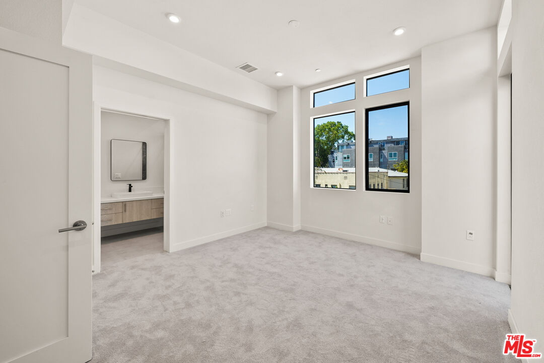 1204 N Orange Grv