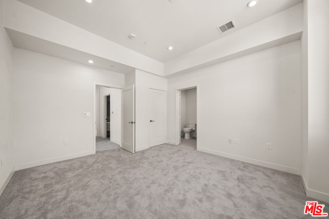 1204 N Orange Grv