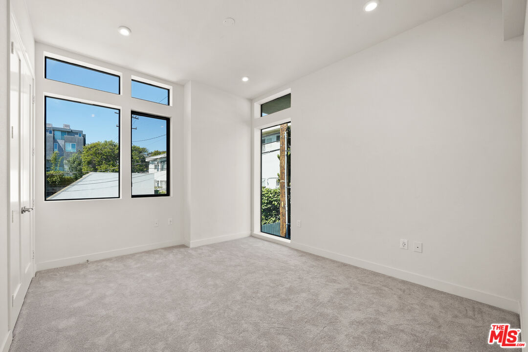 1204 N Orange Grv