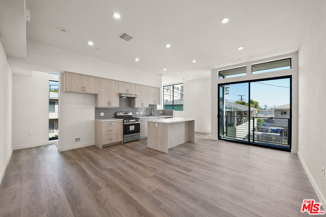 1204 N Orange Grv