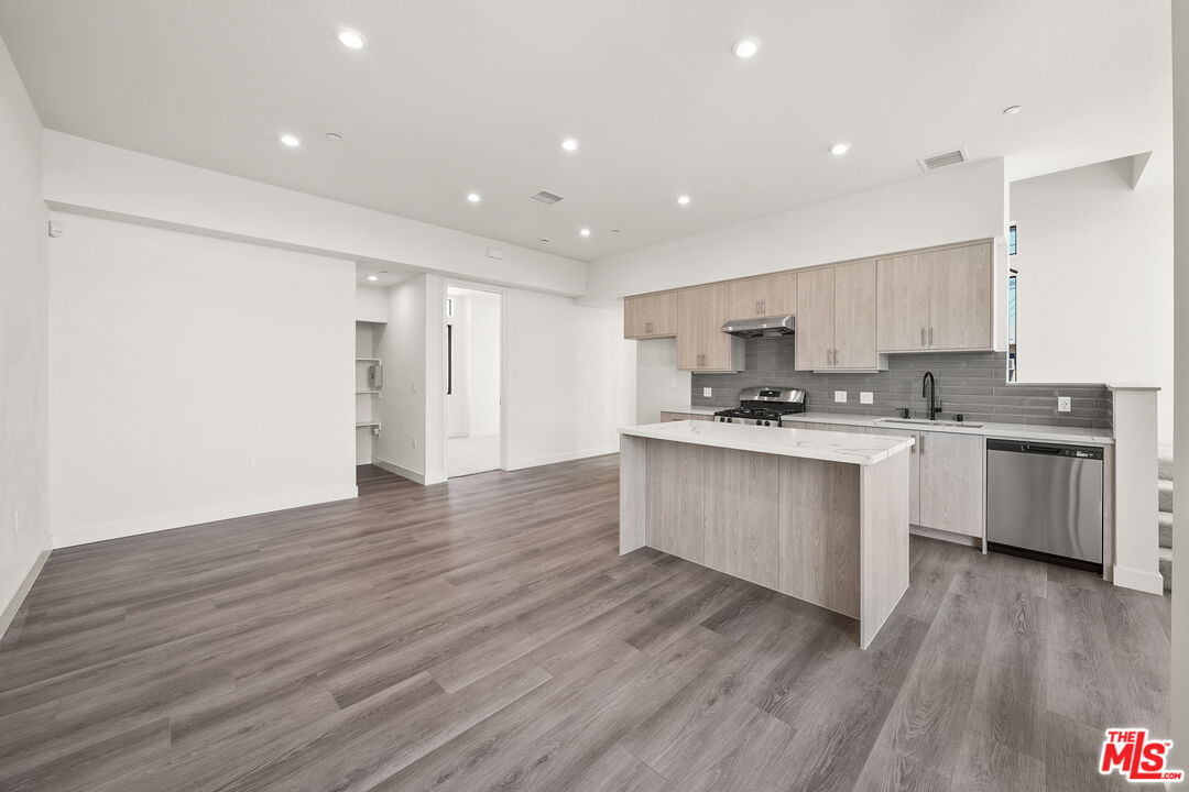 1204 N Orange Grv