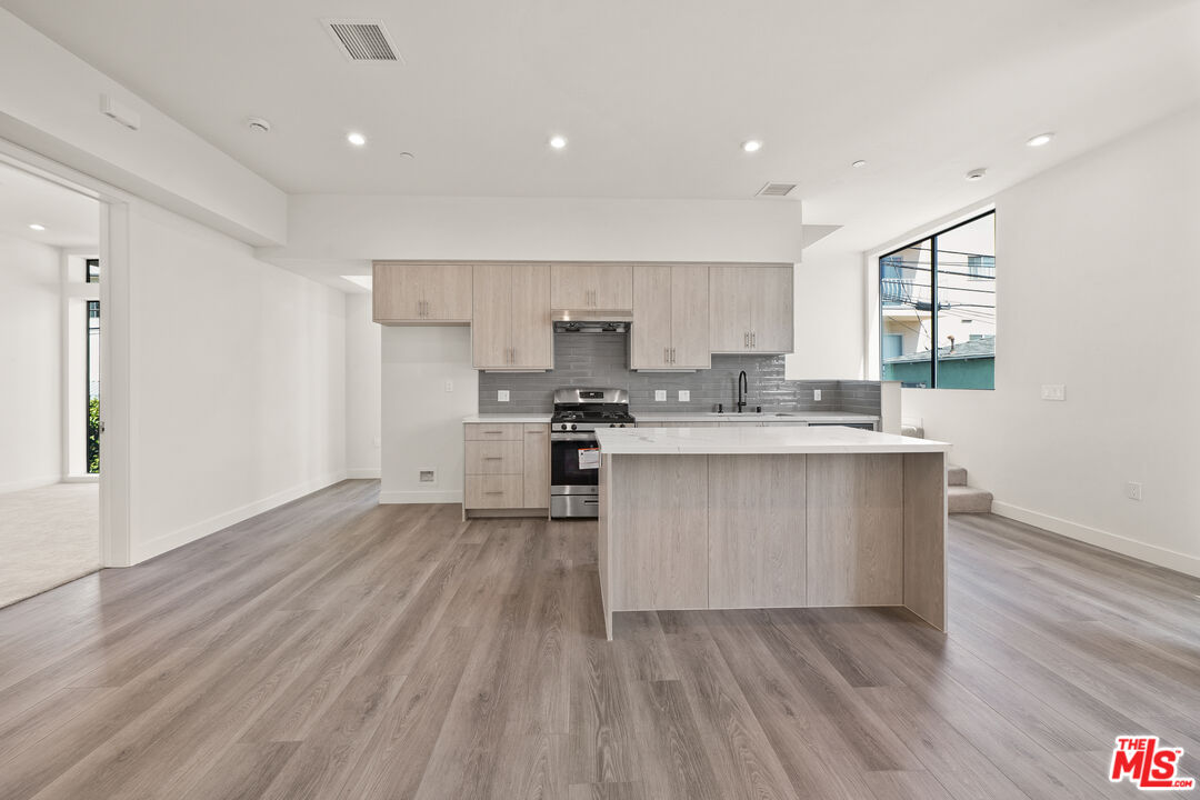 1204 N Orange Grv