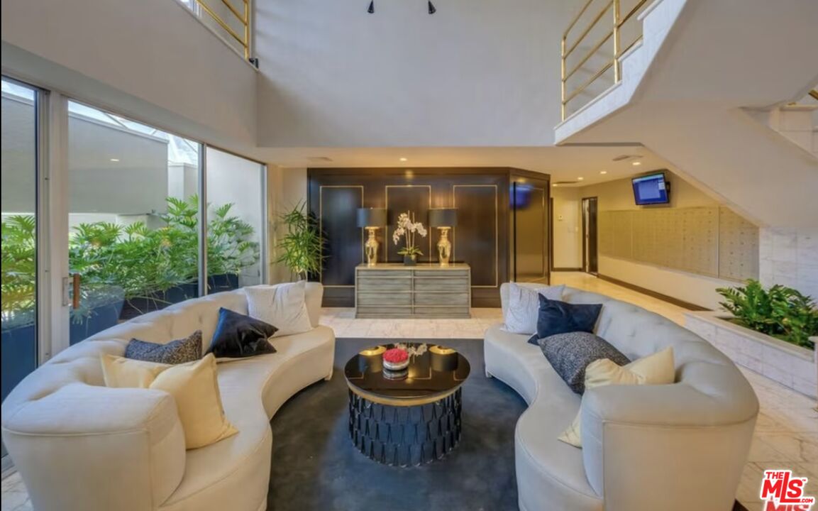 1131 Alta Loma Rd Unit: 226