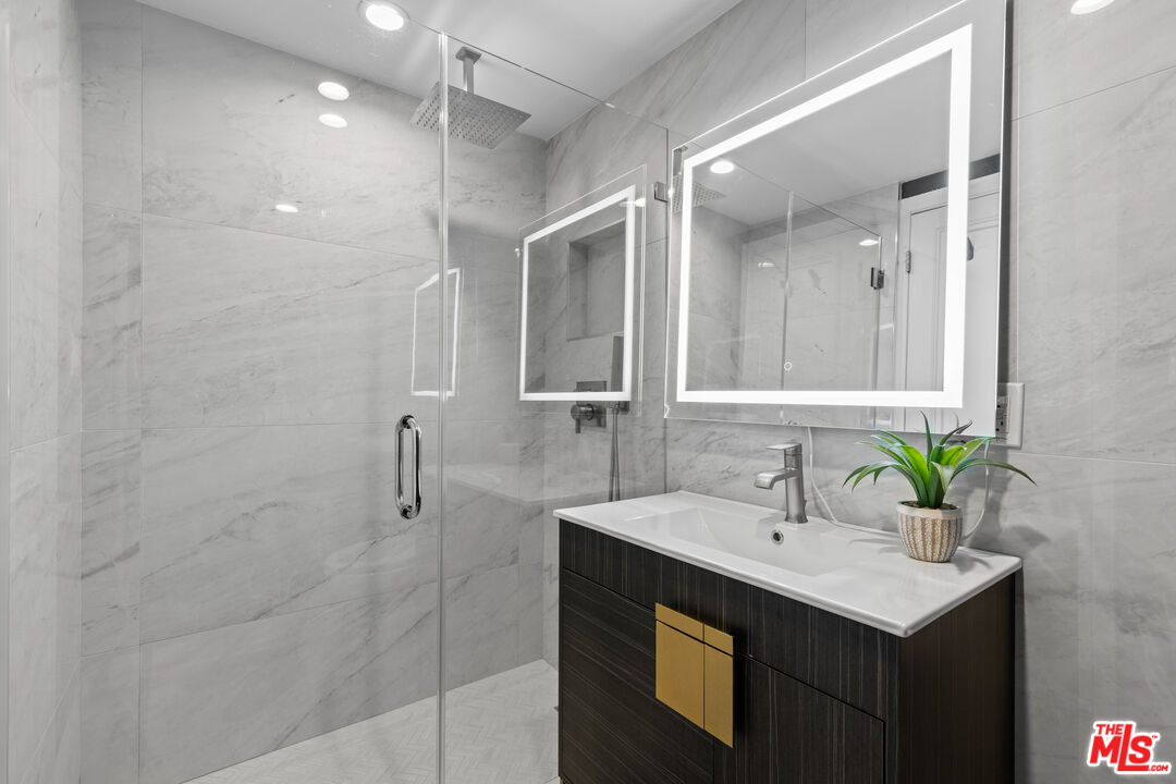 969 Hilgard Ave Unit: 809