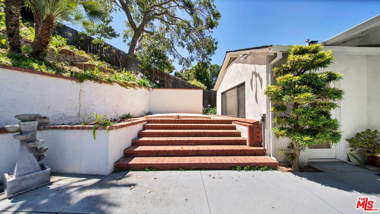 539 Levering Ave