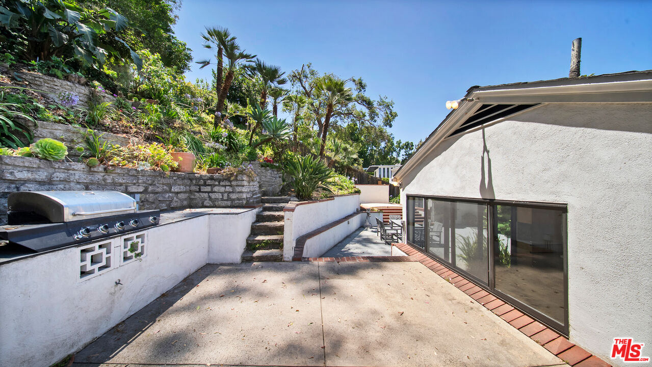 539 Levering Ave