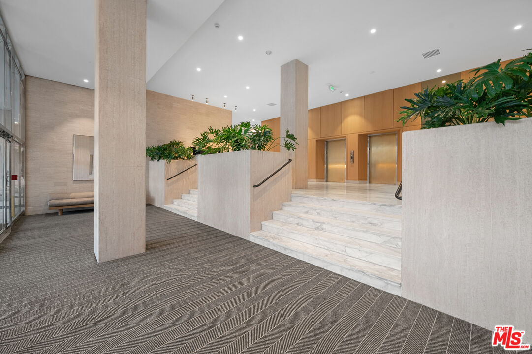 999 N Doheny Dr Unit: 211