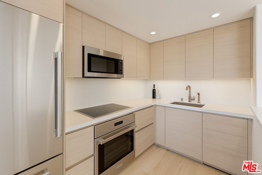 999 N Doheny Dr Unit: 211