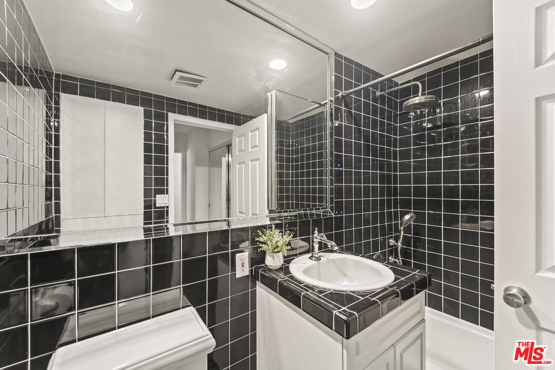 999 N Doheny Dr Unit: 211