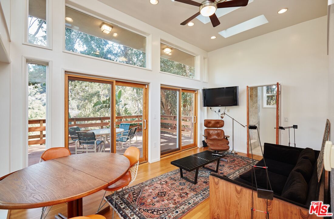 1104 Casiano Rd