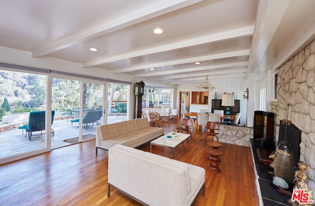 1104 Casiano Rd