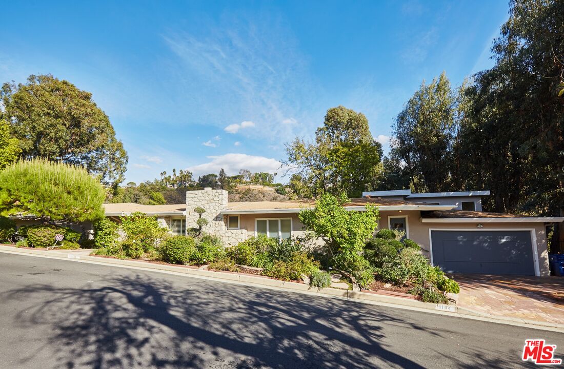 1104 Casiano Rd