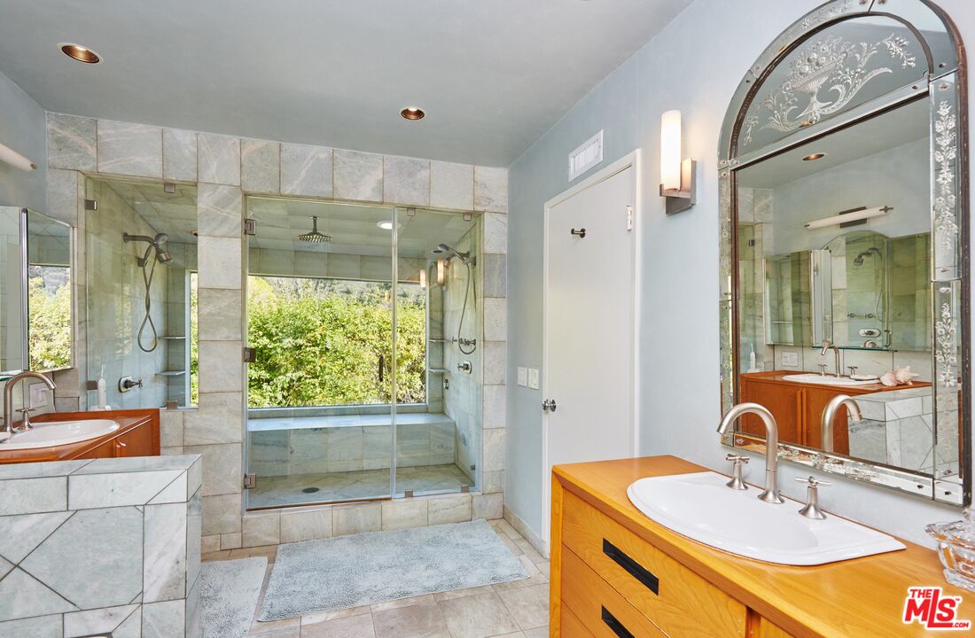1104 Casiano Rd