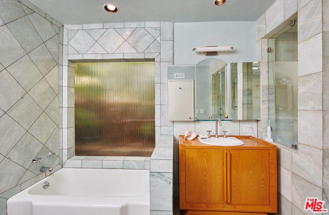 1104 Casiano Rd