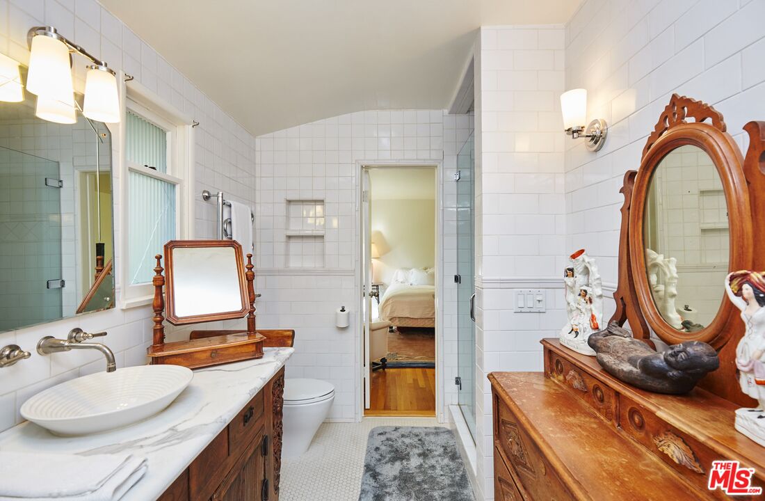 1104 Casiano Rd