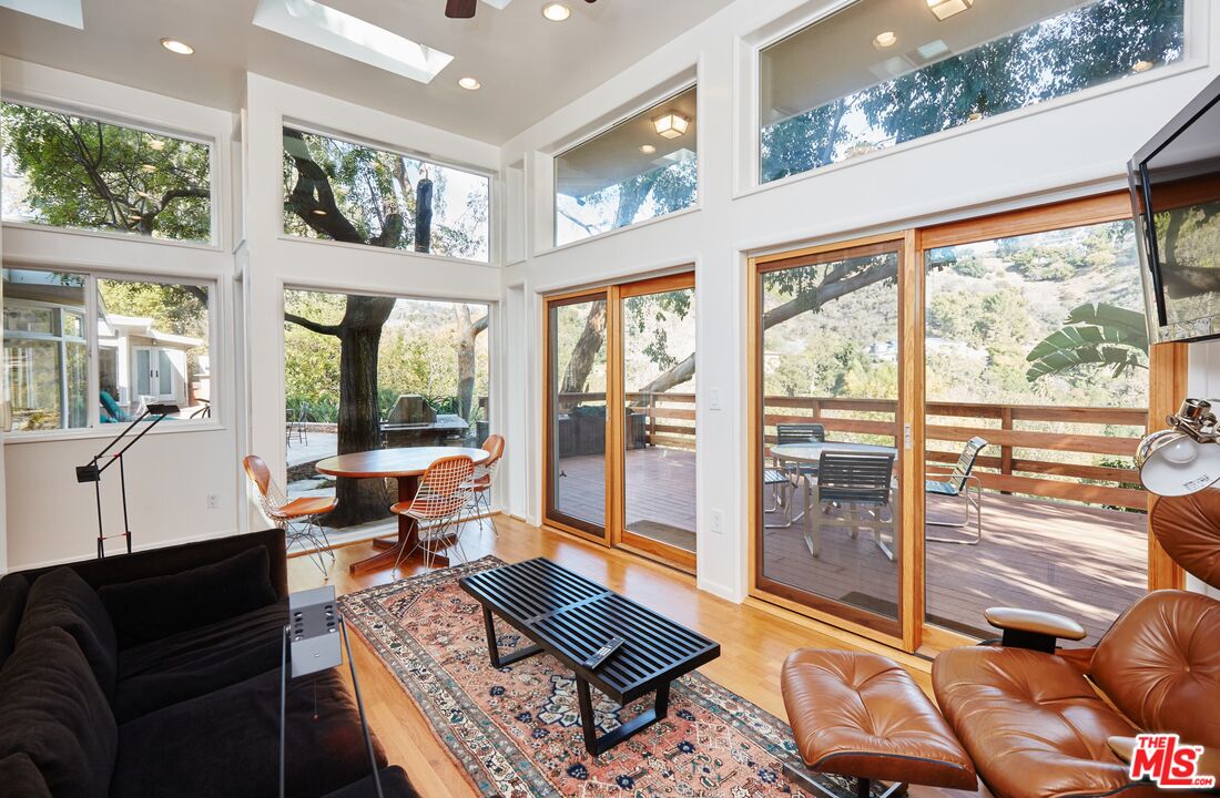 1104 Casiano Rd