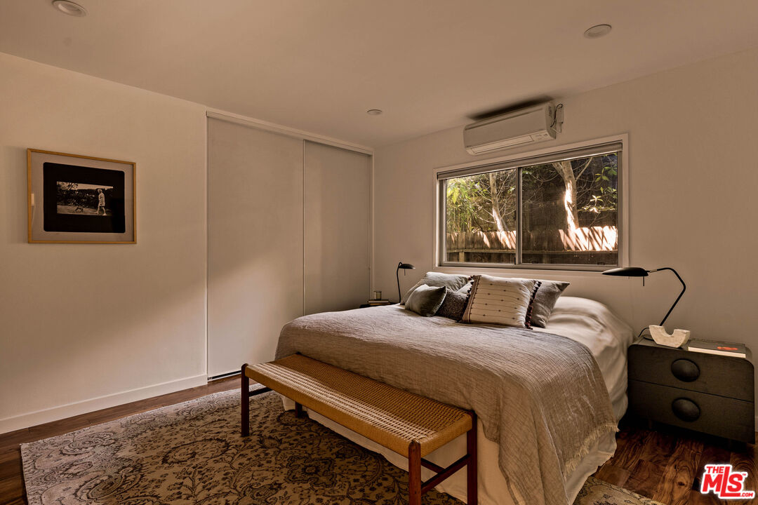 2604 N Beachwood Dr Unit: 2