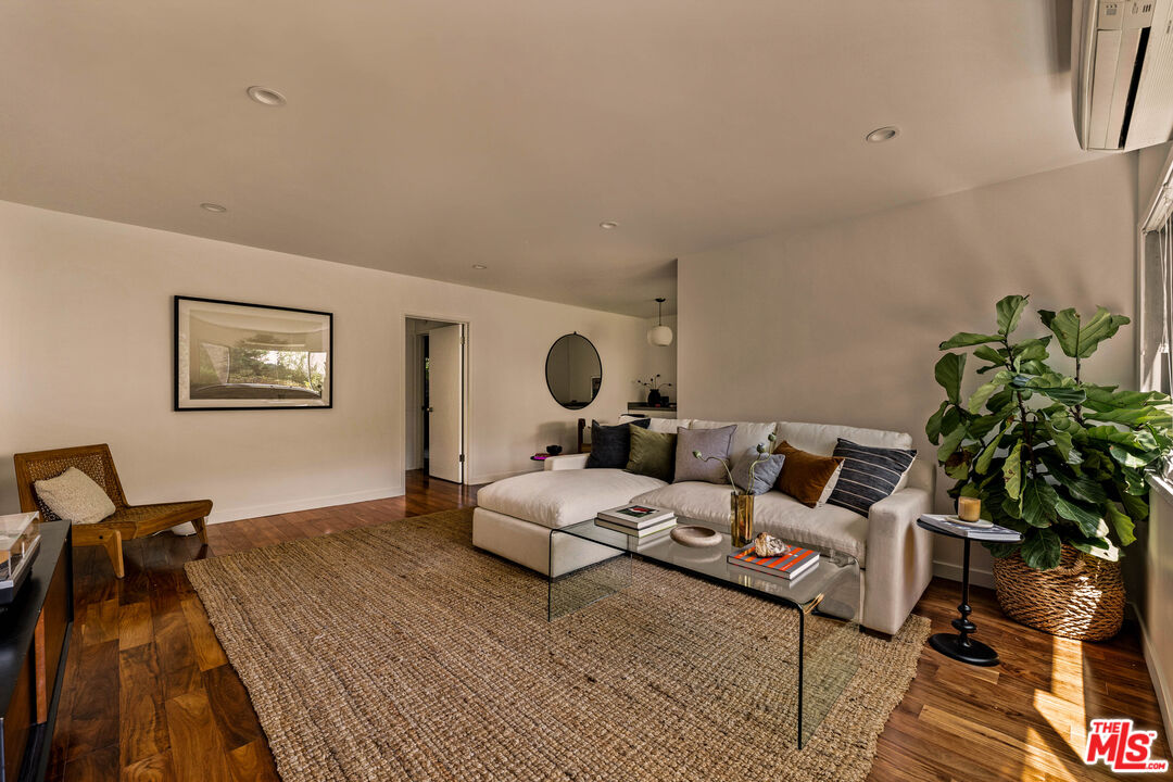 2604 N Beachwood Dr Unit: 2
