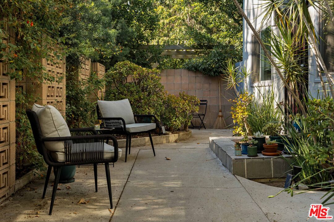 2604 N Beachwood Dr Unit: 2