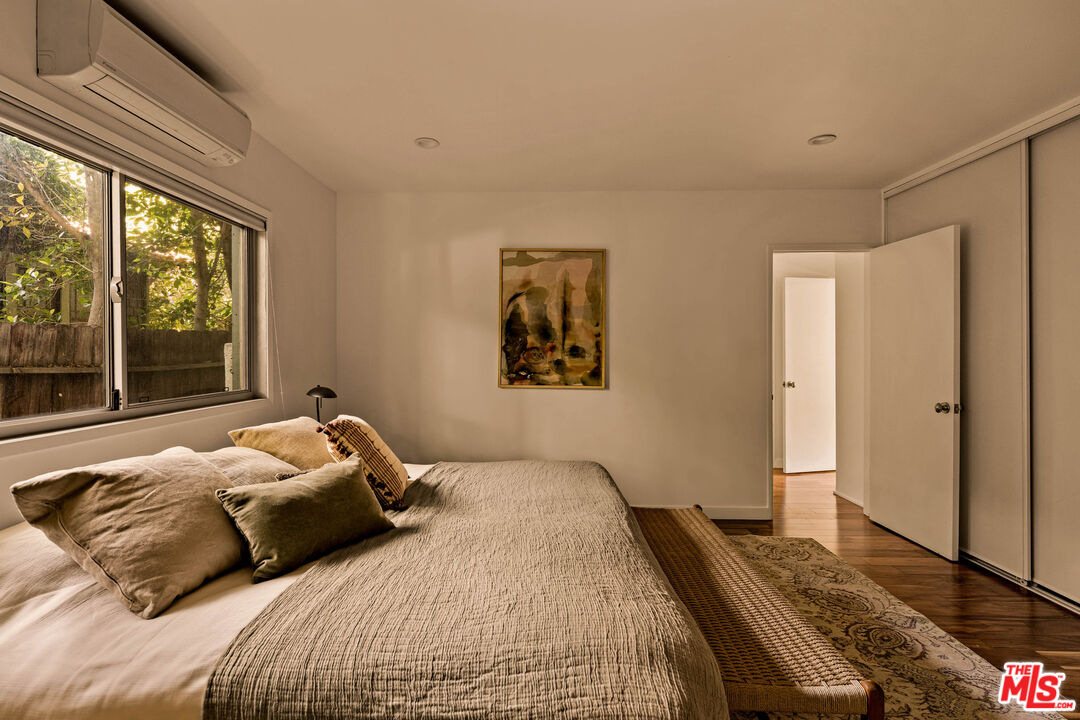 2604 N Beachwood Dr Unit: 2