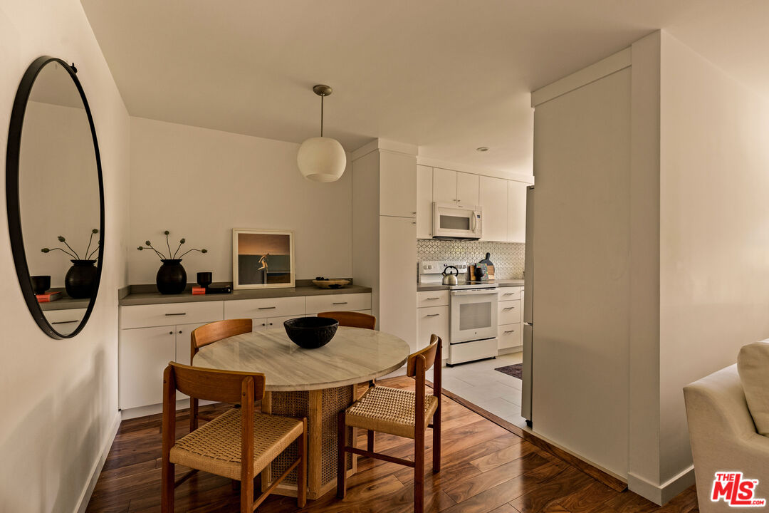 2604 N Beachwood Dr Unit: 2