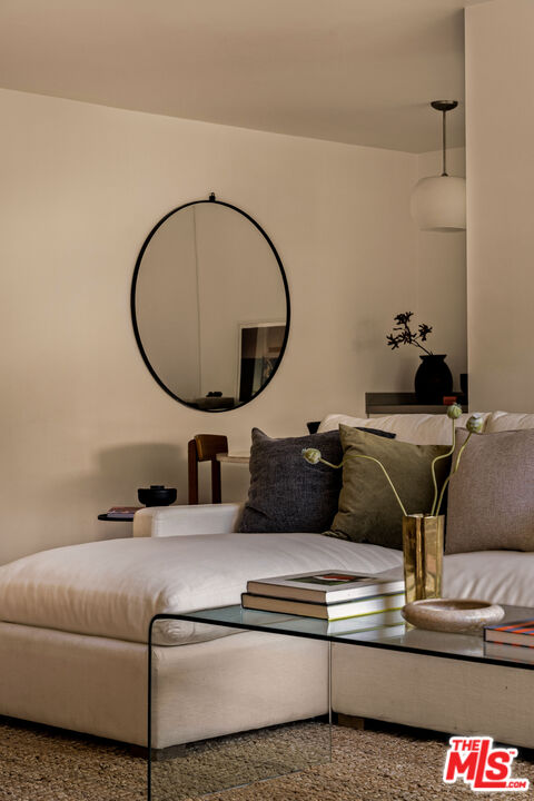 2604 N Beachwood Dr Unit: 2