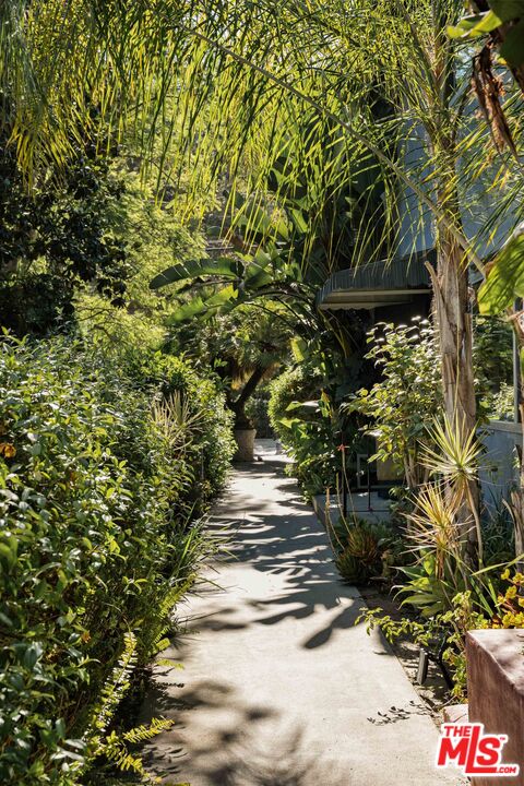 2604 N Beachwood Dr Unit: 2