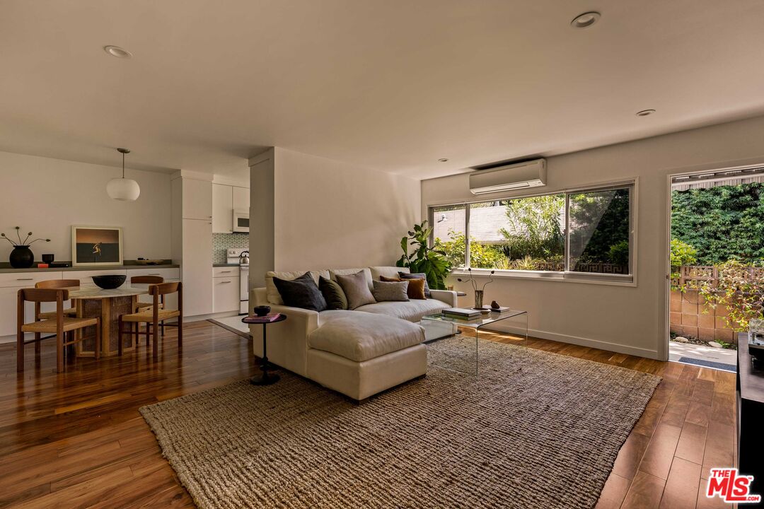 2604 N Beachwood Dr Unit: 2