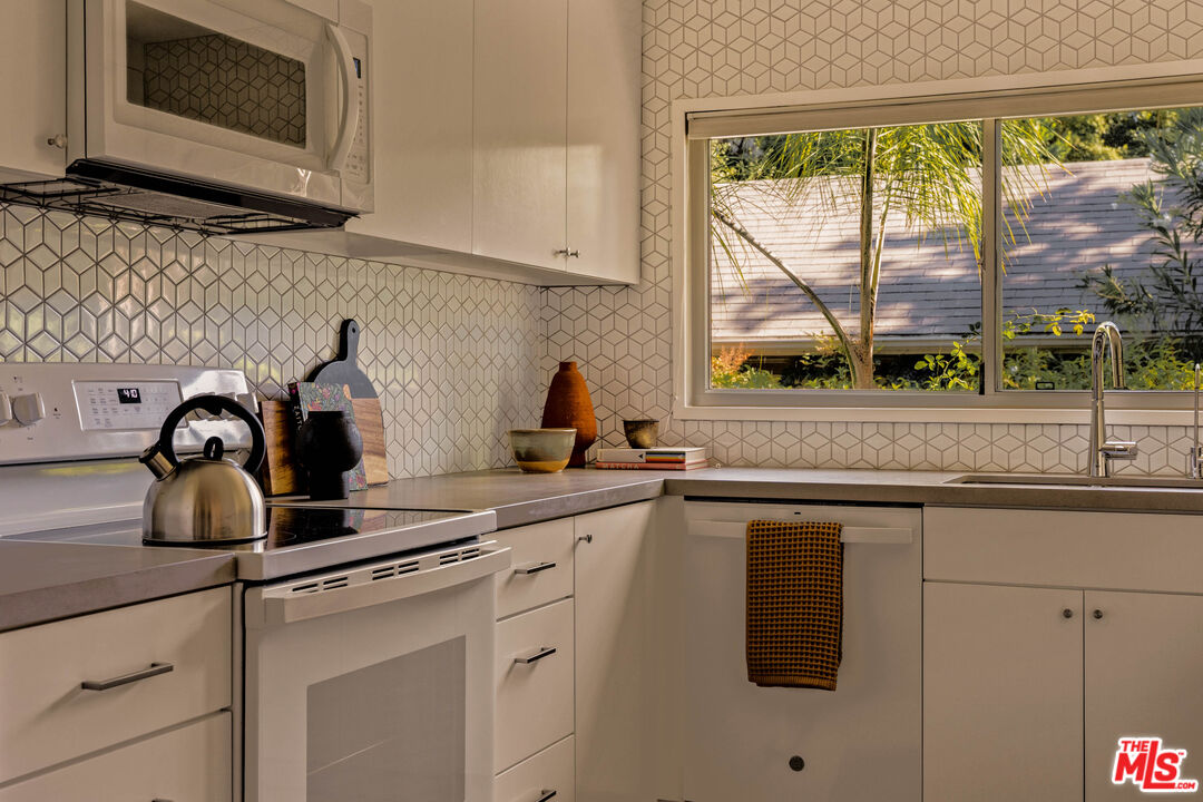 2604 N Beachwood Dr Unit: 2