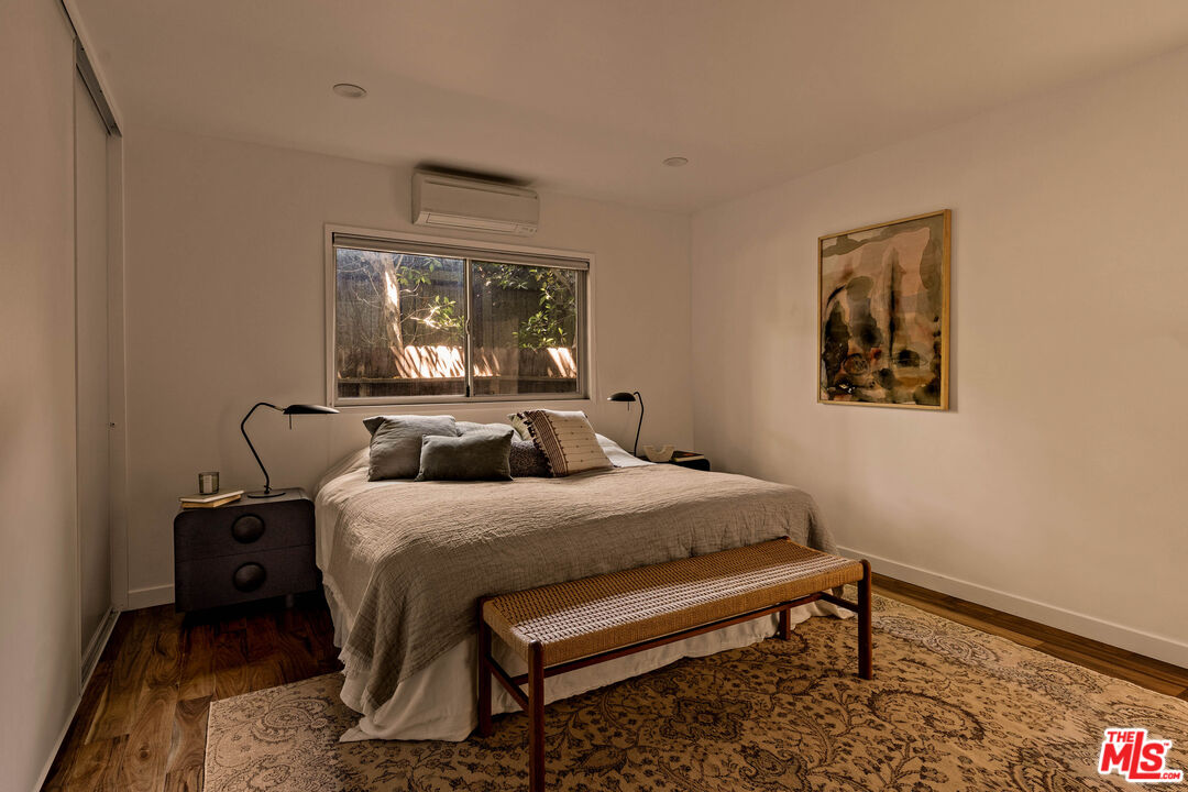 2604 N Beachwood Dr Unit: 2