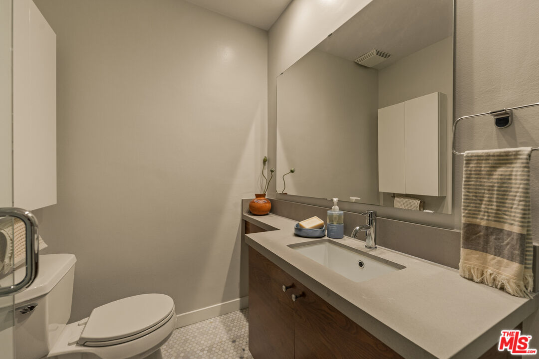 2604 N Beachwood Dr Unit: 2