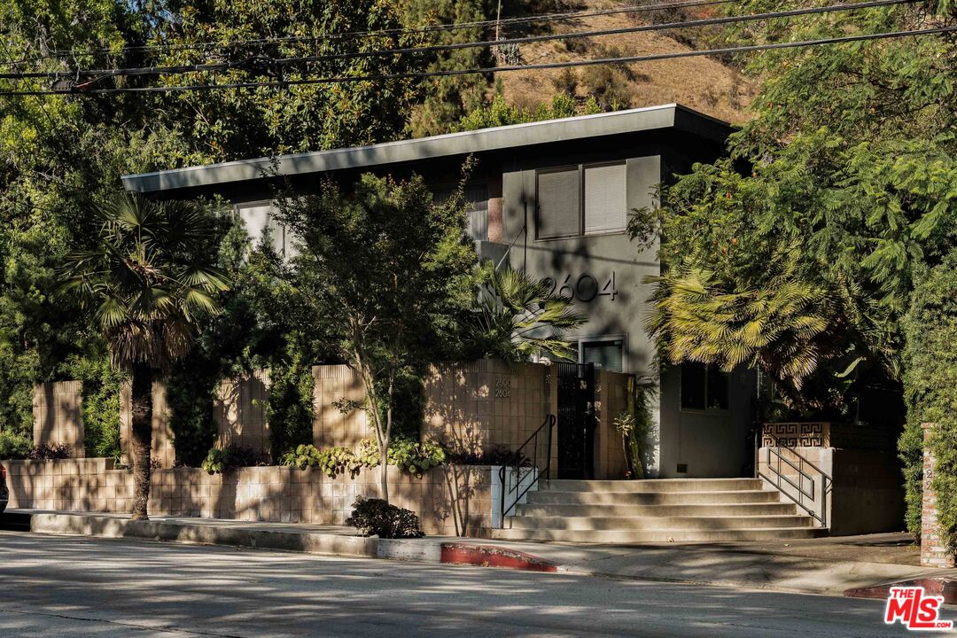 2604 N Beachwood Dr Unit: 2