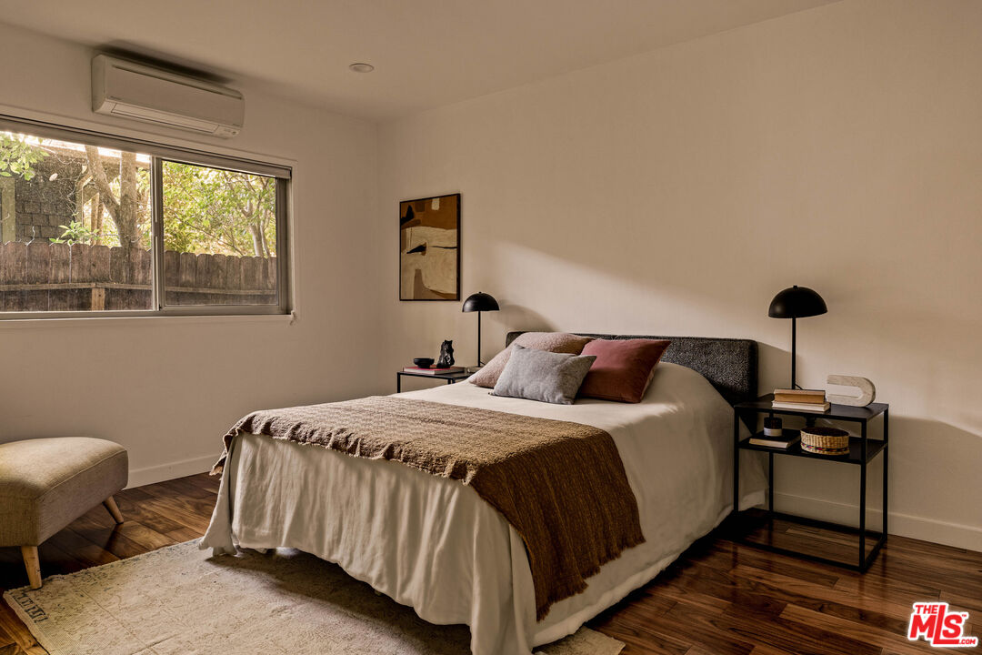 2604 N Beachwood Dr Unit: 2