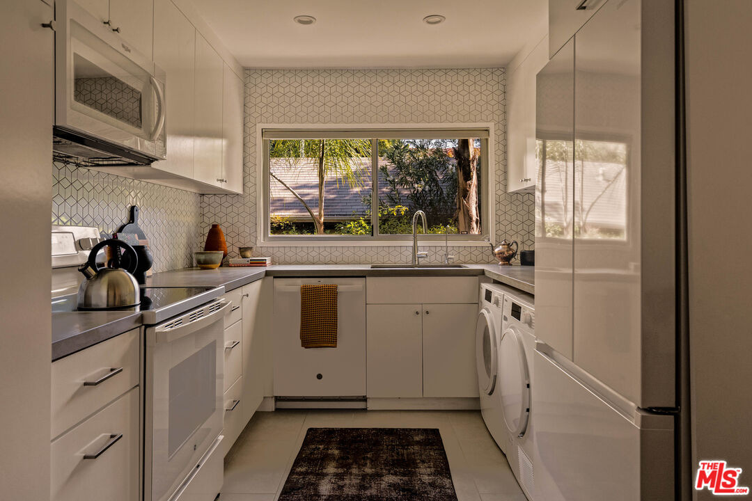 2604 N Beachwood Dr Unit: 2