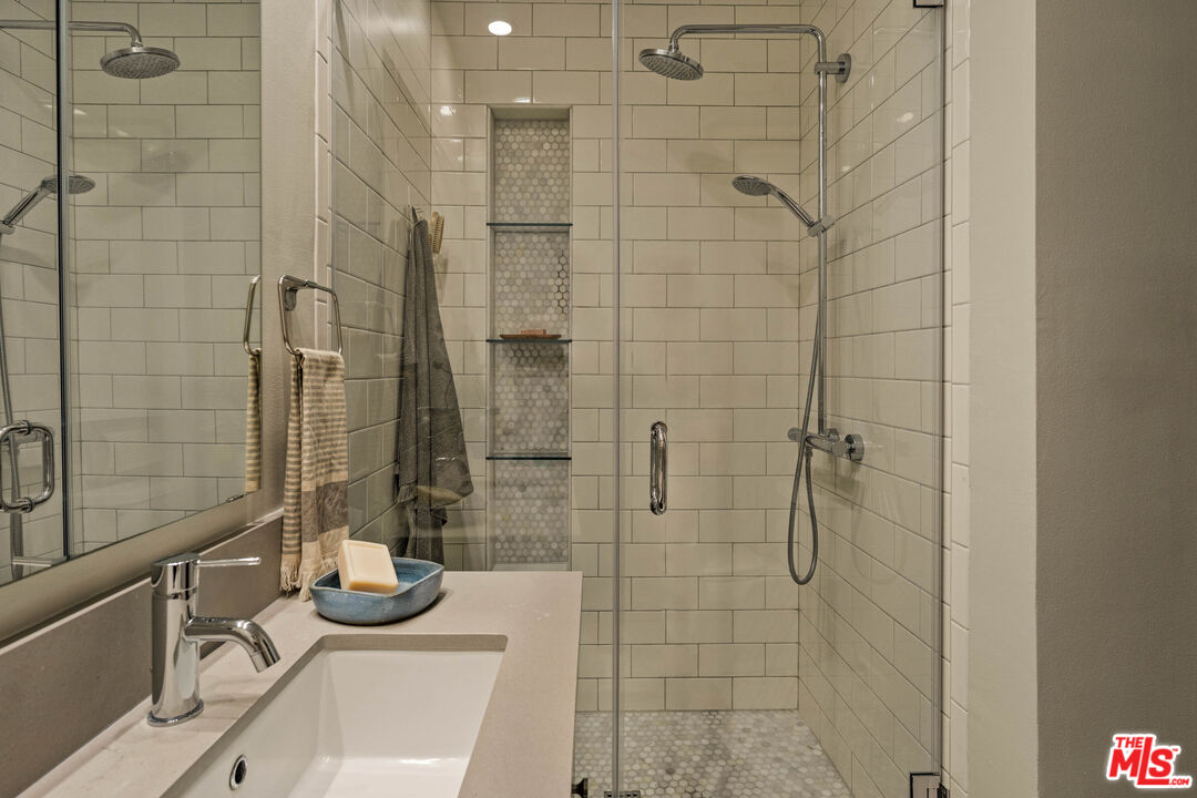 2604 N Beachwood Dr Unit: 2