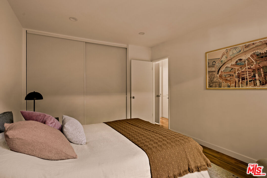 2604 N Beachwood Dr Unit: 2