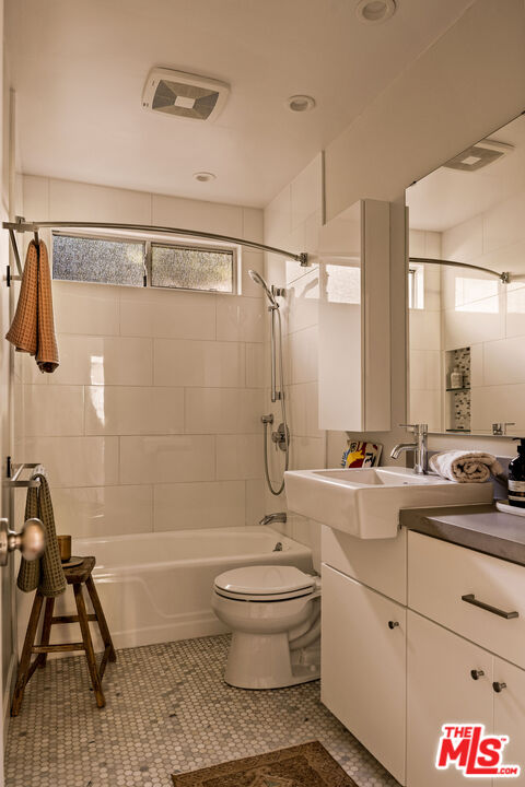 2604 N Beachwood Dr Unit: 2