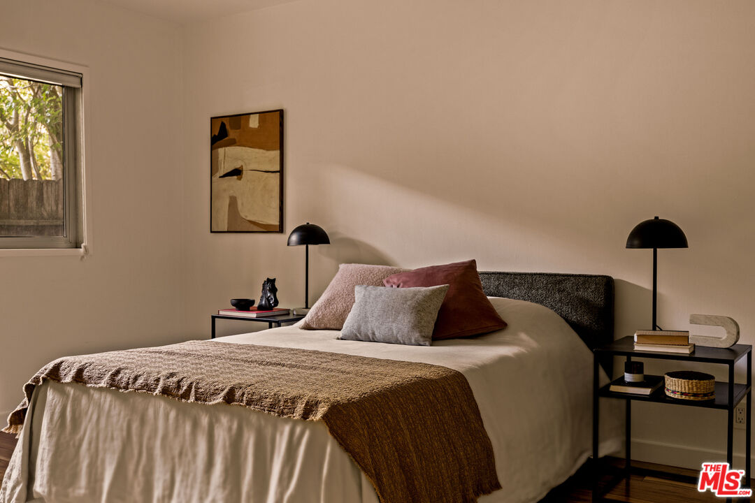 2604 N Beachwood Dr Unit: 2